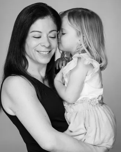 Portrait en noir et blanc d'une mère et de sa fille, photographié par Lucie Poirier