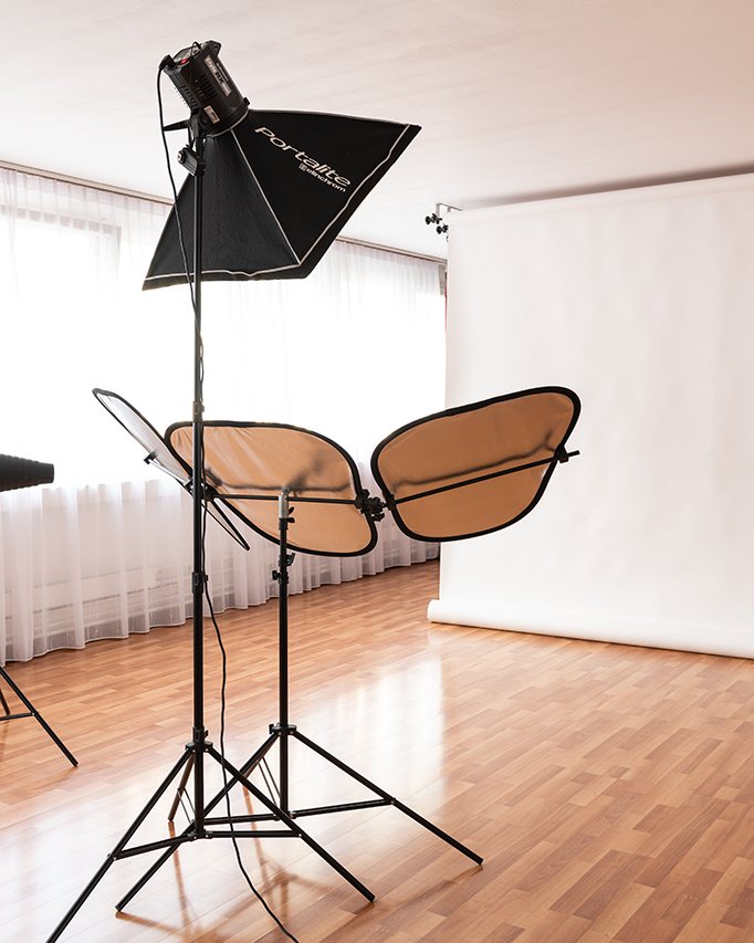 Le studio photo de la rue Alcide-Jentzer à Genève, éclairages installés devant le fond blanc