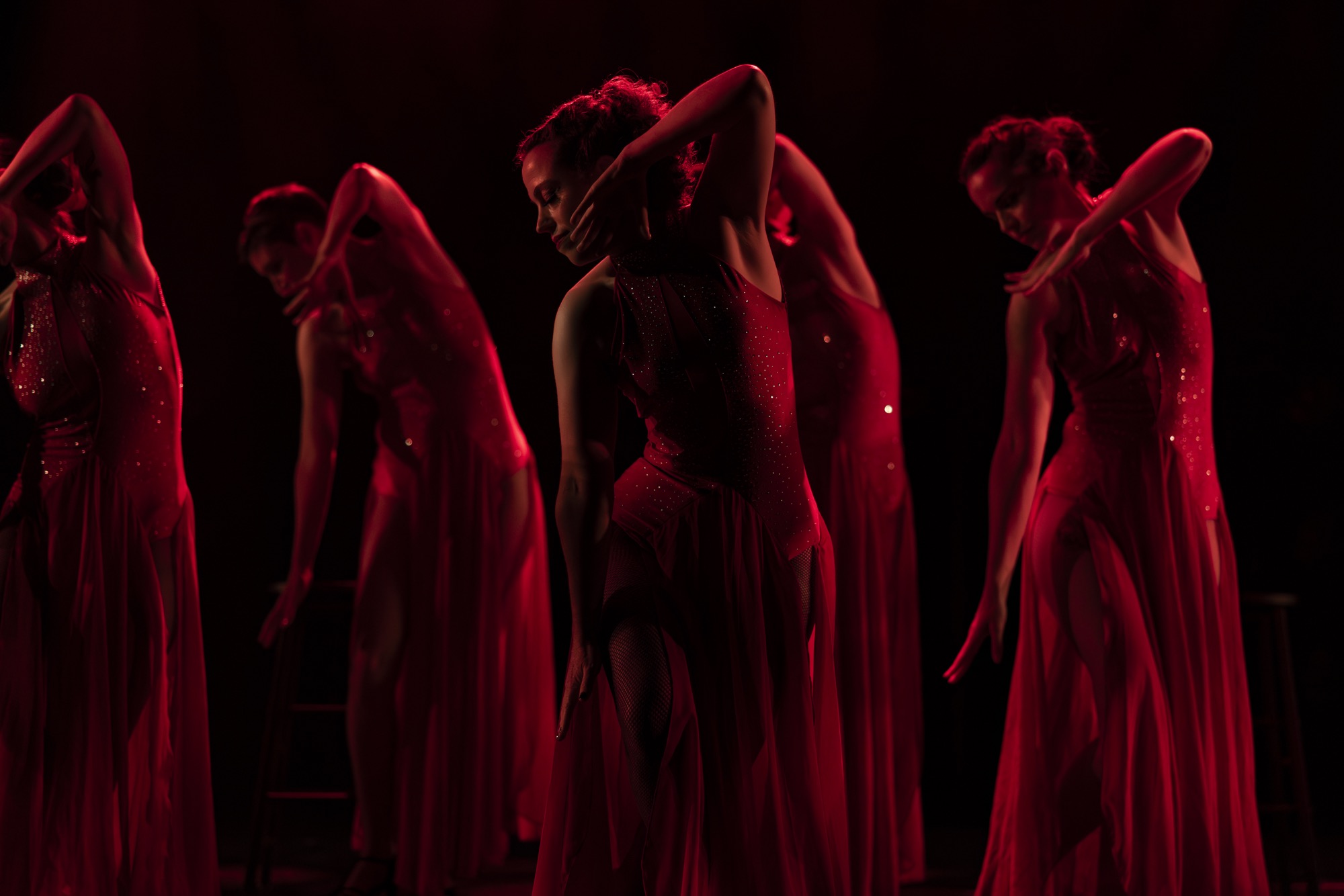 Groupe de danseuses en robes rouges