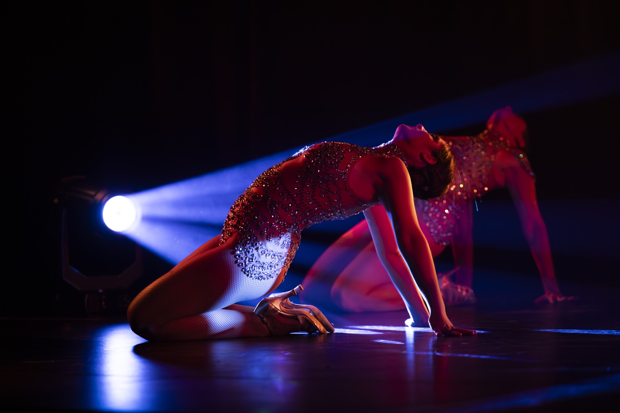 Danseuse au sol en lumière bleue